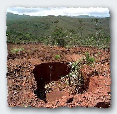The mysterious hole, about 2.5 meters deep, on the top of the Magic Mountain © 